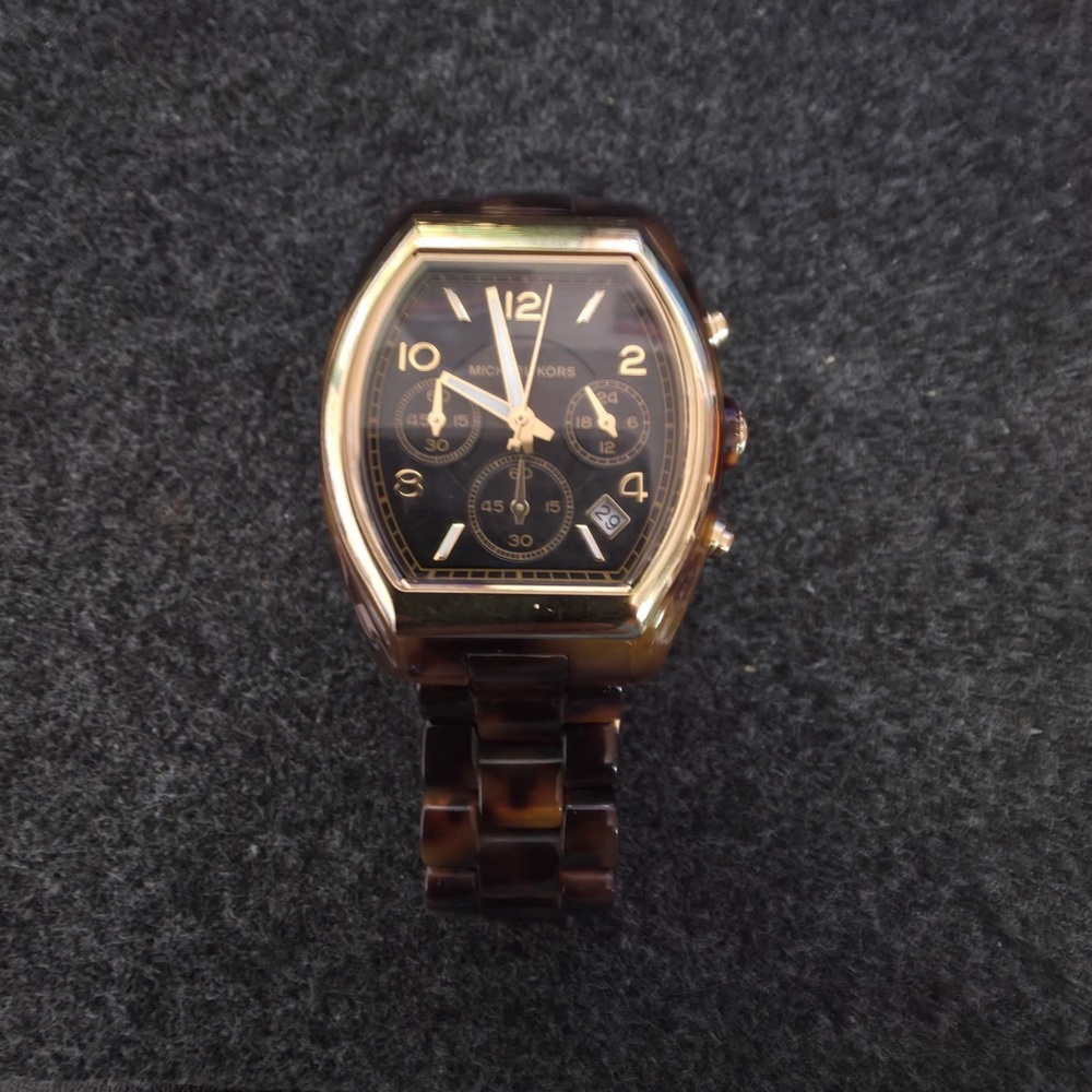 Michael Kors Gold and Brown Tortoise Watch
Barely used new very nice
